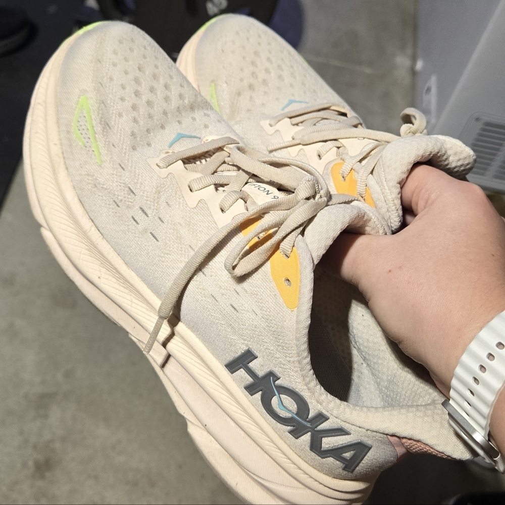 Hoka Clifton 9 Apricot and Orange Running Shoes Size 8.5B